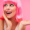 donna-che-indossa-parrucca-rosa-28162214.jpg